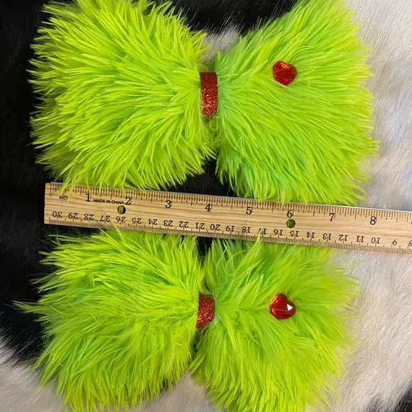 Handmade Grinch inspired hair bow with alligator clip - Picture 3 of 3